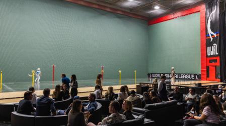 Fotografía del 13 de febrero de 2026 cedida por la WJA League (Liga Mundial de jai-alai) de un partido de frontón en Miami (EE.UU)