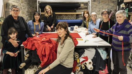 Taller de confección de vestuario en Urraúl Alto para la representación teatralizada a cargo de los jóvenes de 'La llamada de Usotxa'