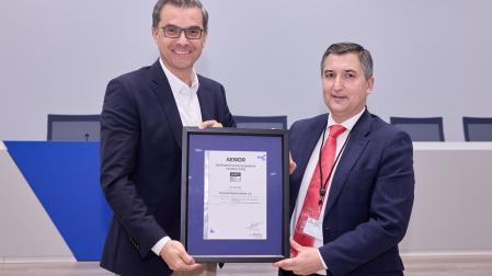 Michel Hobusch (a la izquierda), presidente de Volkswagen Navarra, recibe de manos de Nicolás Henríquez, director de Desarrollo de Negocio de Aenor, una de las dos certificaciones