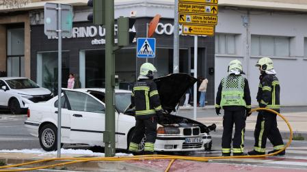 Los bomberos trabajan en el vehículo tras la extinción