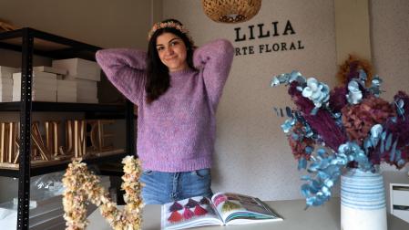Nahia Campo Martínez, en el cobertizo de su casa que en febrero de 2024 convirtió en un taller de arte floral, sede de Lilia