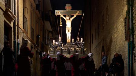 La Hermandad de la Pasión del Señor cumplió con el tradicional traslado del Cristo Alzado desde su sede hasta la catedral de Pamplona