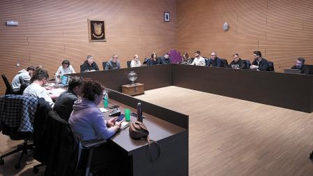 En el centro, en un pleno, el alcalde Iker Mariezkurrena y a su derecha el edil Félix Puyo (EH Bildu), que anunció el cese del jefe de policía