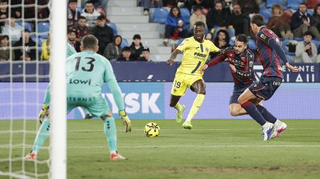 Nicolás Pepe, autor de la asistencia en el gol del VIllarreal, disputa el balón ante Kervin Arriaga y Matías Moreno