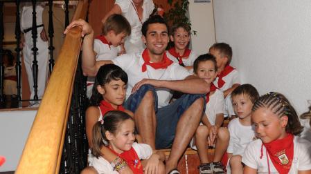 Álvaro Arbeloa, en 2010 en Carcastillo rodeado de niños
