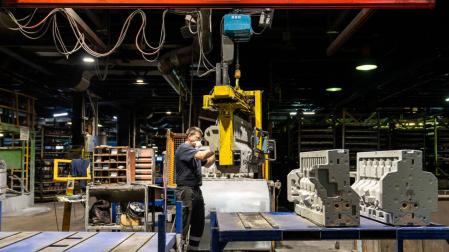 Un trabajador en la empresa Tafalla Iron Foundry