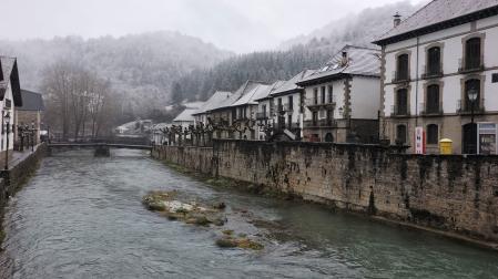 Foto de este jueves de Ochagavía con nieve