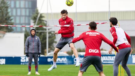 Ante Budimir cabecea el esférico durante el fútbol-tenis donde Aimar Oroz y Alejandro Catena esperan al otro lado de la red, este jueves 19 de febrero en Tajonar