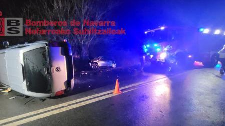 Bomberos y efectivos de emergencias, en el lugar del accidente