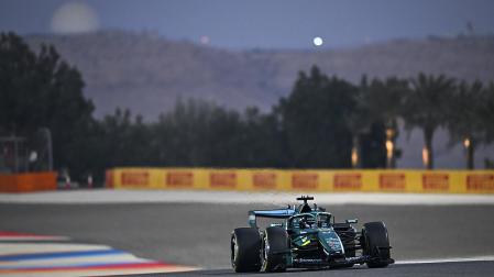 Fernando Alonso a bordo del AMR26 durante los ensayos de Baréin