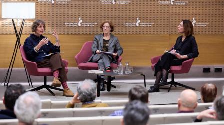 Andrea Ruiz Balzola junto a Icíar Astiasarán y Arantza Chacón Ormazabal en el encuentro en CIVICAN sobre el reto demográfico.