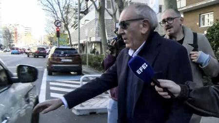 Captura de vídeo del momento de la salida, este jueves, de su domicilio en Madrid del exdirector adjunto operativo (DAO) de la Policía Nacional, José Ángel González Jiménez
