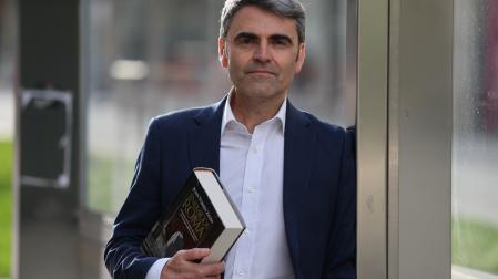 Juan Torres Zalba, retratado en el centro de Pamplona con un ejemplar de 'Enemigos de Roma'