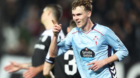 Williot Swedberg agradece a Iago Aspas su asistencia en el 0-2