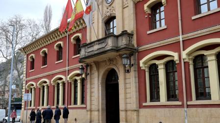 Ayuntamiento de Estella en su acceso por la fachada principal del Paseo de la Inmaculada.