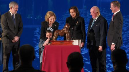 La reina Sofía abraza a la nieta del fundador del grupo Loro Parque, Wolfgang Kiessling, tras recibir el Premio Gorila que concede la Fundación Loro Parque