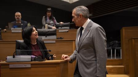 Olga Chueca (PSN) conversa con el consejero de Cohesión Territorial, Óscar Chivite