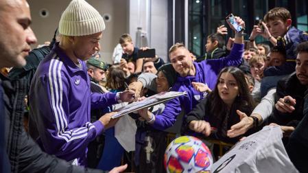 Kylian Mbappé firma autógrafos el año pasado a su llegada a Pamplona.