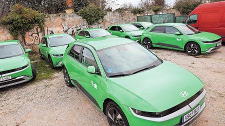 Imagen de los siete vehículos de BOLT que permanecían inmovilizados en Trinitarios a mediados de enero