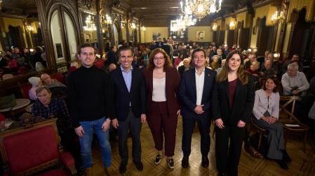 El coordinador del ciclo, Javier Larequi, los eurodiputados Pablo Zalba (2009-2016), Elena Sancho (desde 2024) y Mikel Irujo (2007-2009) y la moderadora de la conferencia, Iria Jurío, antes de la conversación
