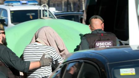 Imagen del detenido por el crimen de su exmujer y su hija en Xilxes a punto de entrar en el furgón policial