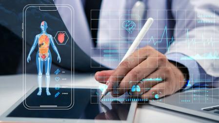 Un médico realiza un informe en una tablet