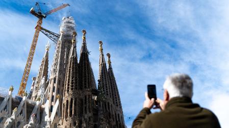 Colocación del brazo superior de la cruz de la torre de Jesucristo, la última pieza que completa la torre central de la Sagrada Familia de Gaudí