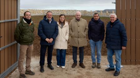 En el centro, de izda. a dcha., el presidente de la Comunidad de Bardenas, José María Agramonte, la directora general de Medio Ambiente, Ana Bretaña, y el consejero Aierdi, junto con los técnicos en la visita a uno de los nuevos corrales