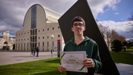 Eneko Larrea Goñi, ganador de la fase local de la Olimpiada de Geología, posa con su diploma en el campus de Arrosadia de la UPNA