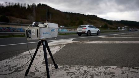 Radar móvil instalado este jueves por la tarde debajo del nudo de Zizur