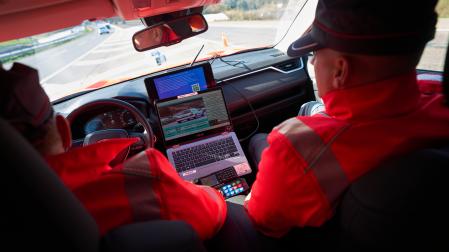 Imagen del interior de un vehículo de la Policía Foral controlando el radar móvil