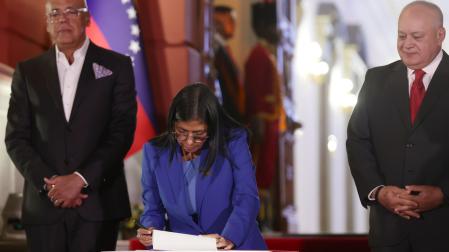 La presidenta encargada de Venezuela, Delcy Rodríguez (c), firma el documento de la aprobada ley de amnistía junto al presidente de la Asamblea Nacional Jorge Rodríguez (i), y el ministro de Relaciones Interiores, Justicia y Paz, Diosdado Cabello, este jueves en Caracas (Venezuela).