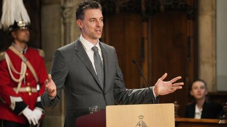 Foto del 27 de mayo de 2025 del exjugador español de baloncesto Pau Gasol mientras recibe a Medalla de Oro al Mérito Deportivo del Ayuntamiento de Barcelona