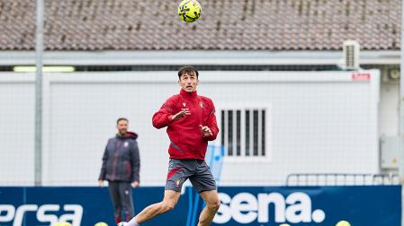 Ante Budimir observa el esférico antes de cabecear durante el entrenamiento de Osasuna este viernes, 20 de febrero