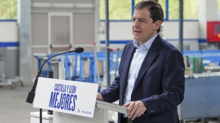 El candidato a la reelección a la presidencia de la Junta de Castilla y León, Alfonso Fernández Mañueco, durante su visita a la empresa Technoform en Tordesillas este viernes