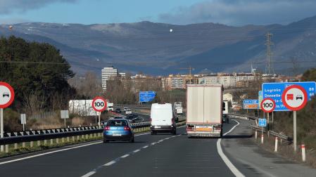 La ronda Oeste (A-15) de Pamplona, con las nuevas señales de límite de velocidad a 100 km/h.