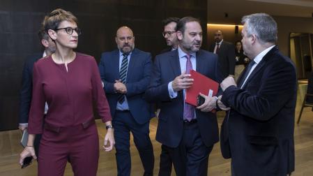 María Chivite, José Luis Arasti, José Luis Ábalos y Santos Cerdán, en el coloquio organizado el 10 de enero de 2019. Al fondo, Koldo García