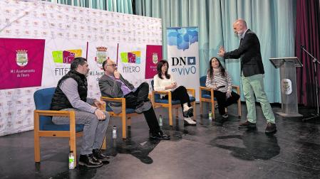 EN EL TEATRO CALATRAVA De izquierda a derecha: Mohamed Amnay Errami (coordinador de la Plataforma de Marroquíes de Navarra); Miguel Aguirre Yanguas (alcalde de Fitero); Eva Gurría Marco (directora general de Políticas Migratorias del Gobierno de Navarra); Irene Benito Alfaro (directora del colegio público Juan de Palafox de Fitero); y el moderador del foro Desafíos de Navarra Yulen Garmendia Iparraguirre (Diario de Navarra).