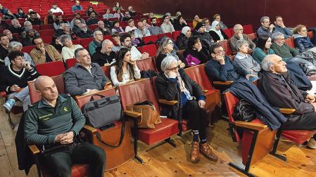 Imagen de los asistentes al foro Desafíos de Navarra, con varios miembros de la comunidad musulmana de Fitero entre los presentes