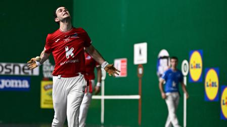 Jokin Altuna golpea a una pelota en el partido del Beotibar.