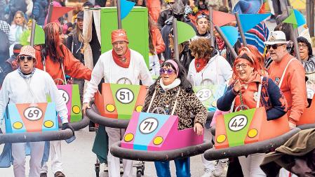 Un grupo de tafalleses en el desfile del domingo de piñata, que junta a vecinos de todas las edades