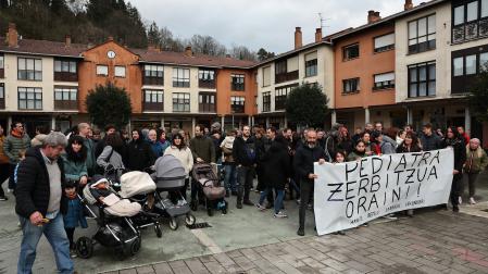 Concentración reclamando la restitución del servicio de pediatría en Larraun, cuya supresión afecta a familias de Lekunberri, Larraun, Araitz y Betelu