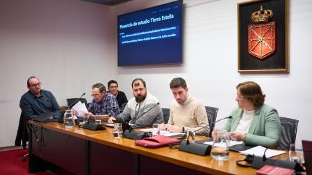 os representantes de la junta de pastos de Urbasa-Andía (Alfonso Esparza y Javier Osés), la Los representantes de la junta de Santiago de Lóquiz (Andrés Lana) y la alcaldesa de Estella, durante la ponencia que preside Ibai Crespo. Miguel os