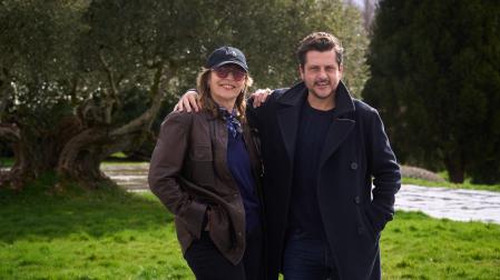 Los directores de cine María Ripoll y Kike Malillo, en el exterior de la Facultad de Comunicación de la Universidad de Navarra.