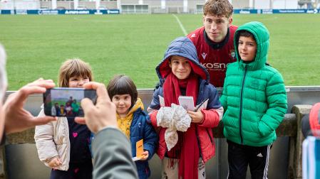 Víctor Muñoz se fotografió con varios seguidores de Osasuna tras la sesión de este viernes