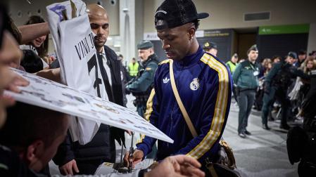 Los jugadores del Real Madrid aterrizaron este viernes, 20 de febrero, en el aeropuerto de Noáin donde esperaban cientos de aficionados
