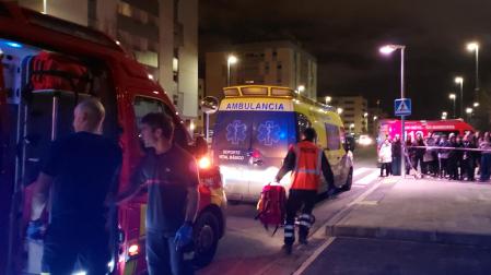 Fuerzas de seguridad y asistencias sanitarias, en el lugar del suceso en Sarriguren