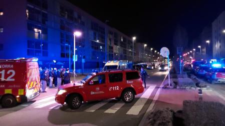 Fuerzas de seguridad y asistencias sanitarias, en el lugar del suceso en Sarriguren