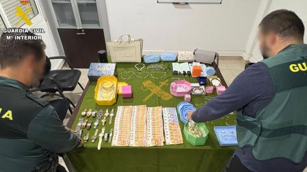 En el registro en la vivienda de ambos se intervinieron diversa documentación, joyas y relojes, ordenadores y otros dispositivos informáticos, así como dos motocicletas, una furgoneta y un turismo.