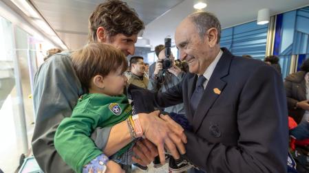 Visita de Luis Sabalza y Pirri a los pacientes oncológicos antes del Osasuna – Real Madrid